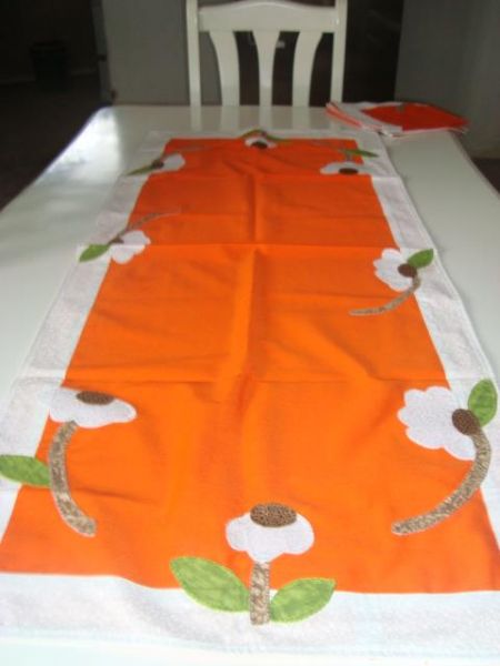 Toalha de mesa laranja com florzinhas